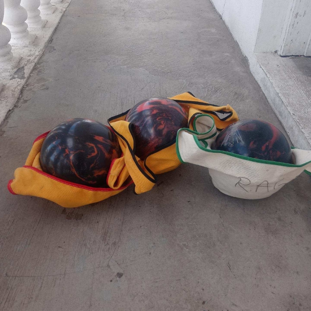 Bowling balls w/carrying case